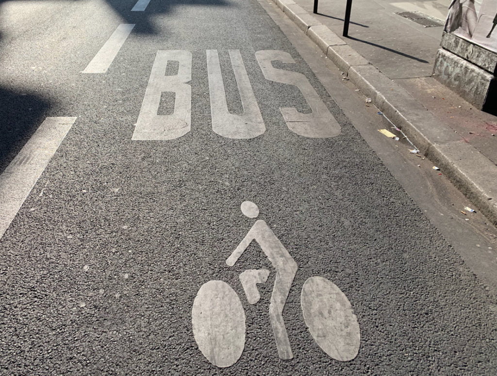 piste cyclable et bus