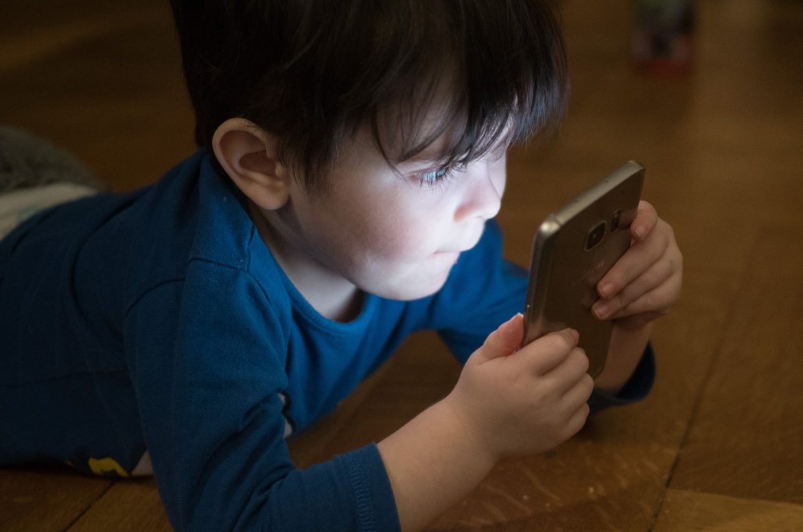 bébé et téléphone