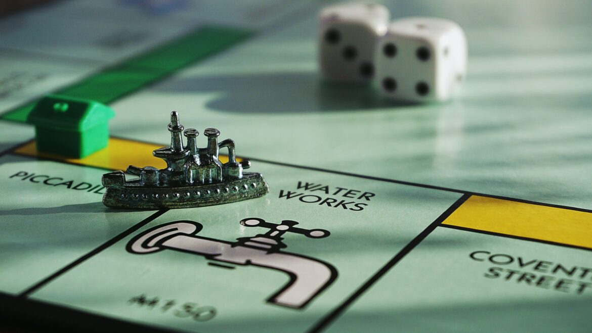 les enfants jouent aux jeux de société