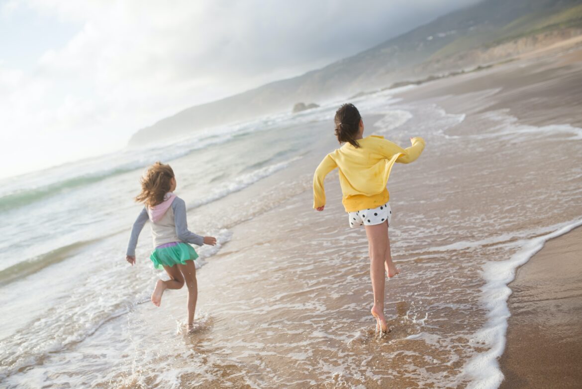Une famille heureuse profite de vacances sans enfants, renforçant leur lien conjugal et leur bien-être familial.