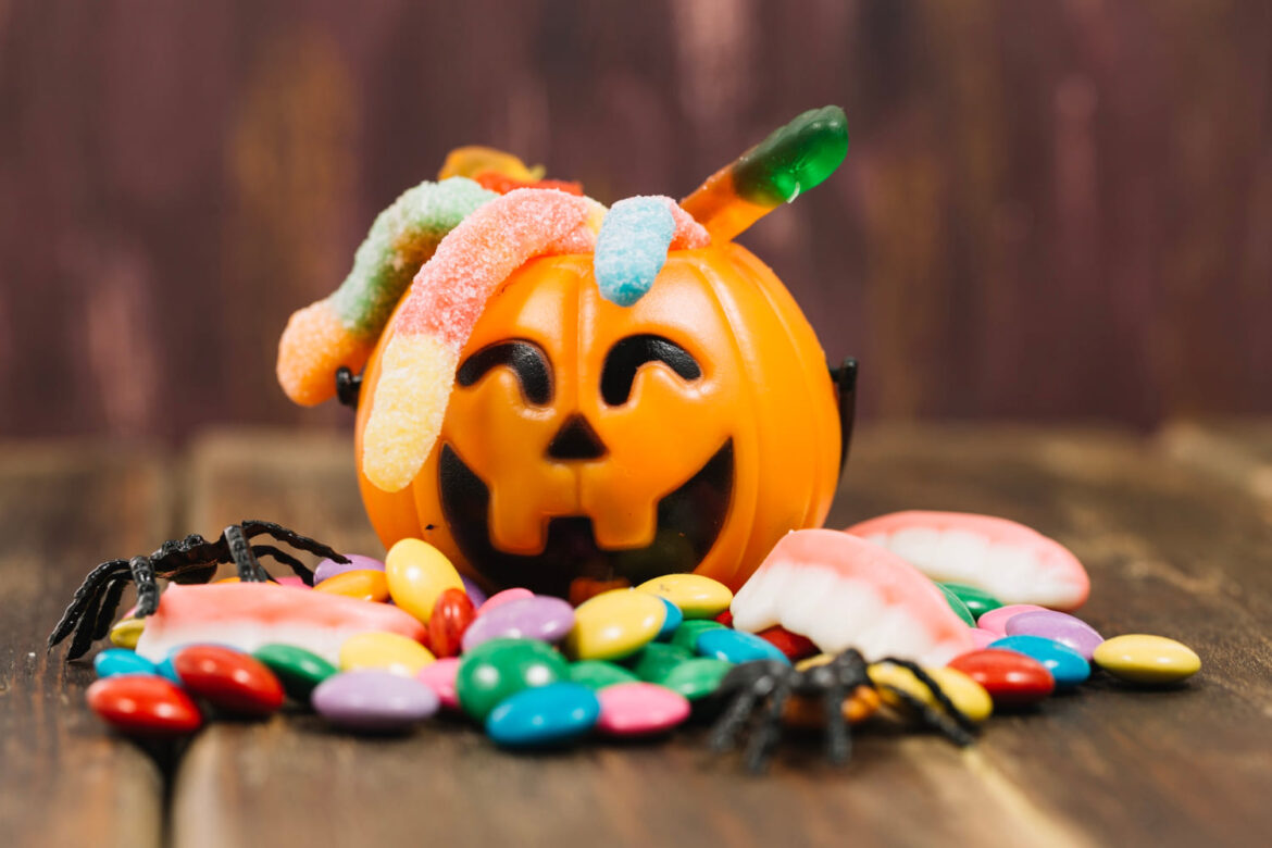 Assortiment varié de bonbons sucrés d'Halloween