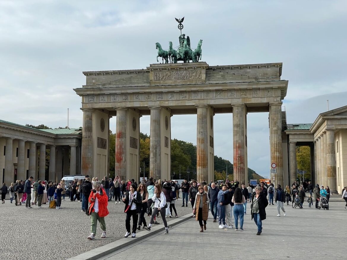 Porte de Brandebourg à Berlin, une attraction touristique prisée par les familles avec enfants