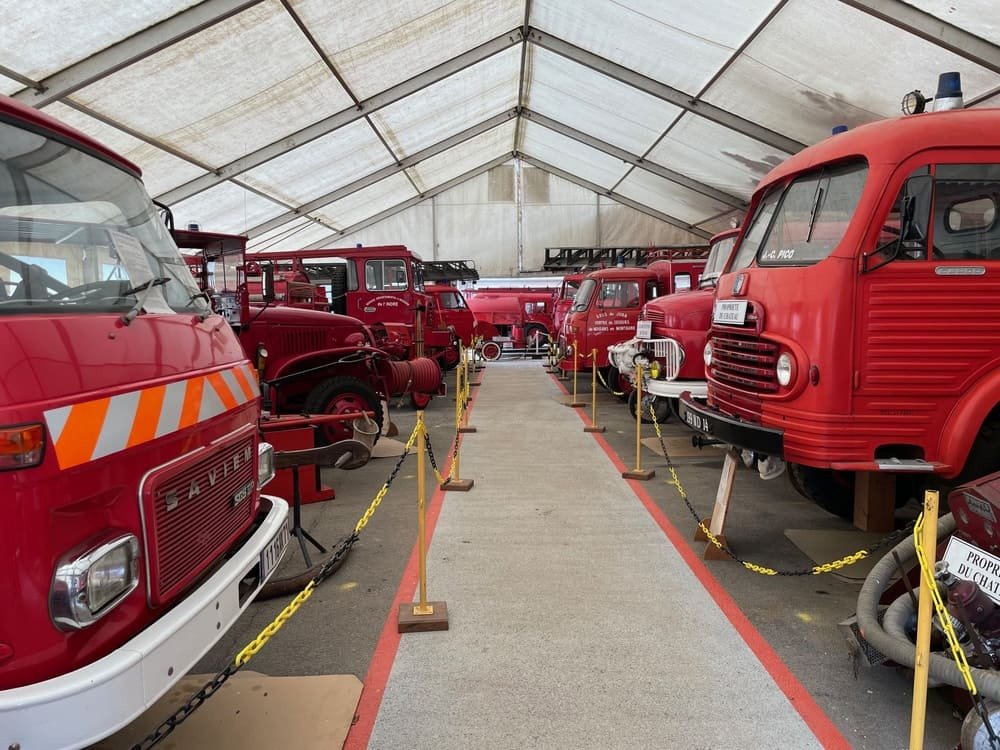la collection des camions de pompier du chateau de savigny les beaune