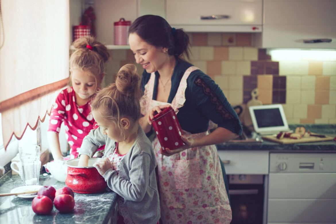 cuisiner avec des enfants, un moment de partage et de transmission en famille