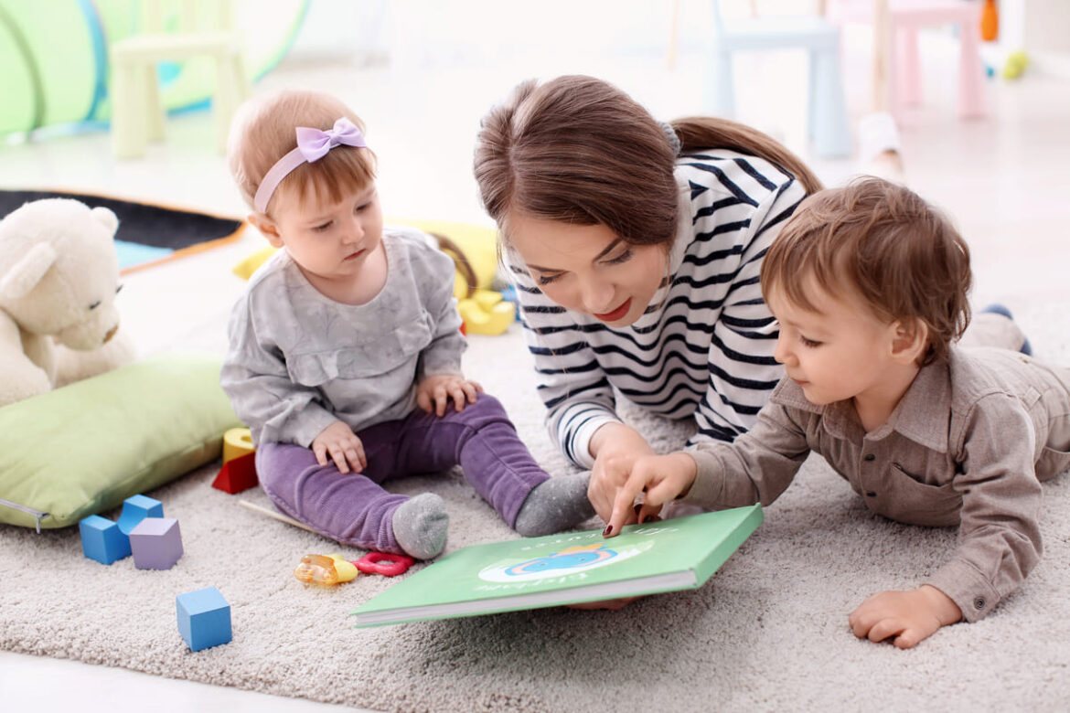 jouer avec les enfants fait partie du travail de la nounou