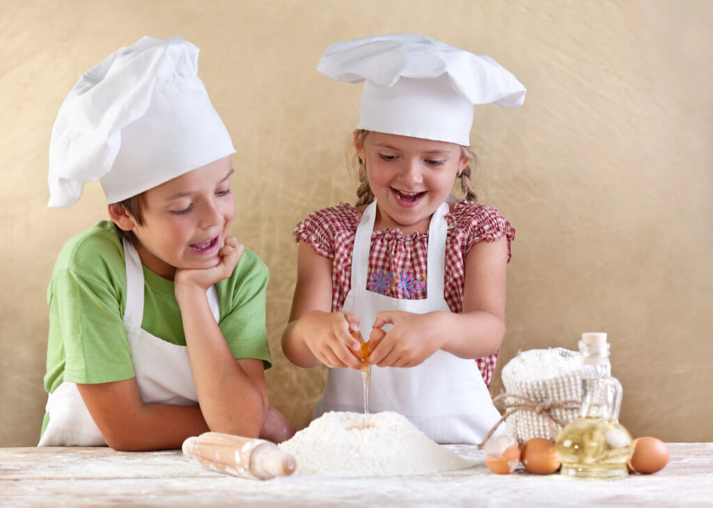 préparer des gateaux avec des enfants, ils aiment mettre la main à la pâte