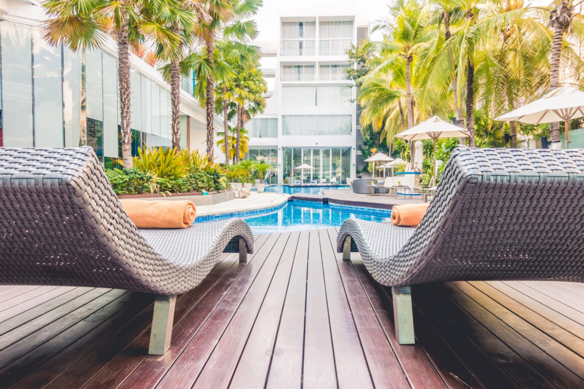 Chambre d'hôtel moderne et confortable avec vue sur la piscine