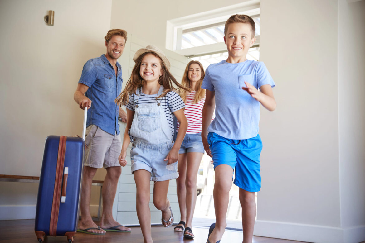 famille excitée de découvrir sa résidence de vacances