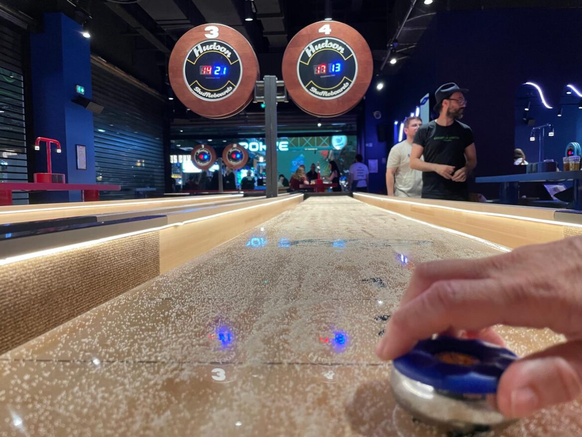 lancer de palais sur une table de shuffleboard